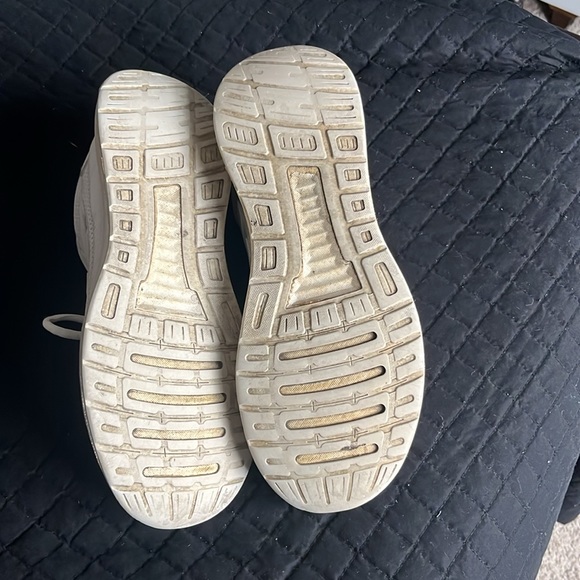 White adidas shoes - Picture 3 of 5